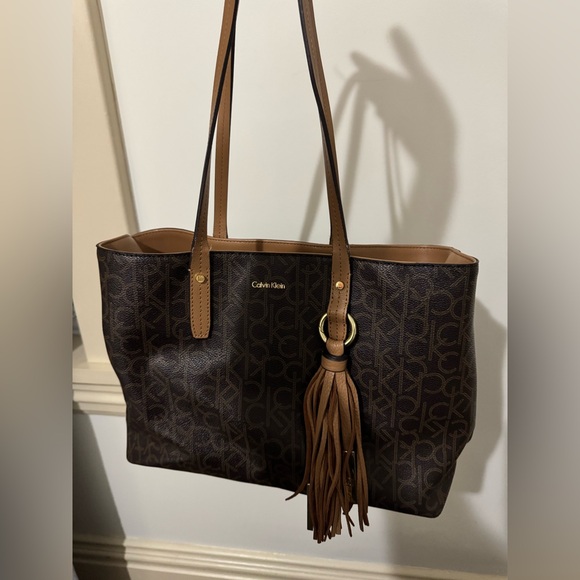 CALVIN KLEIN PURSE 
LARGE SIZE - Picture 1 of 5